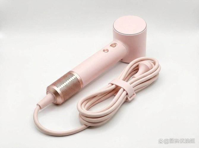 爱意升级，从“头”开始 徕芬LF03粉金礼盒，好用电吹风的诚意之选